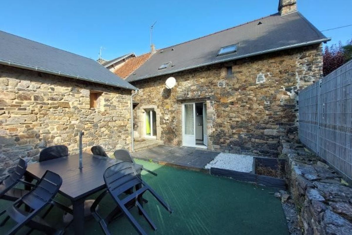 JULLOUVILLE, Maison charmante en pierre mitoyenne 1 Côté réno