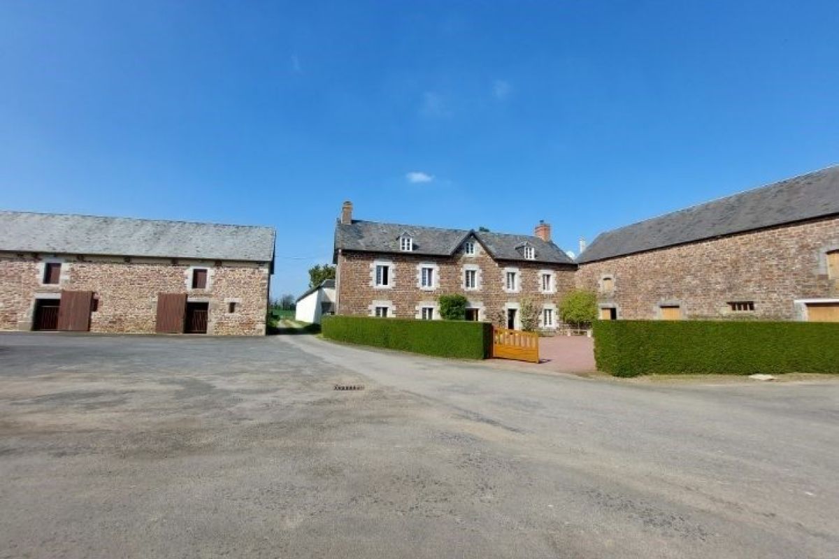 Manoir avec dépendances et 9 hectares