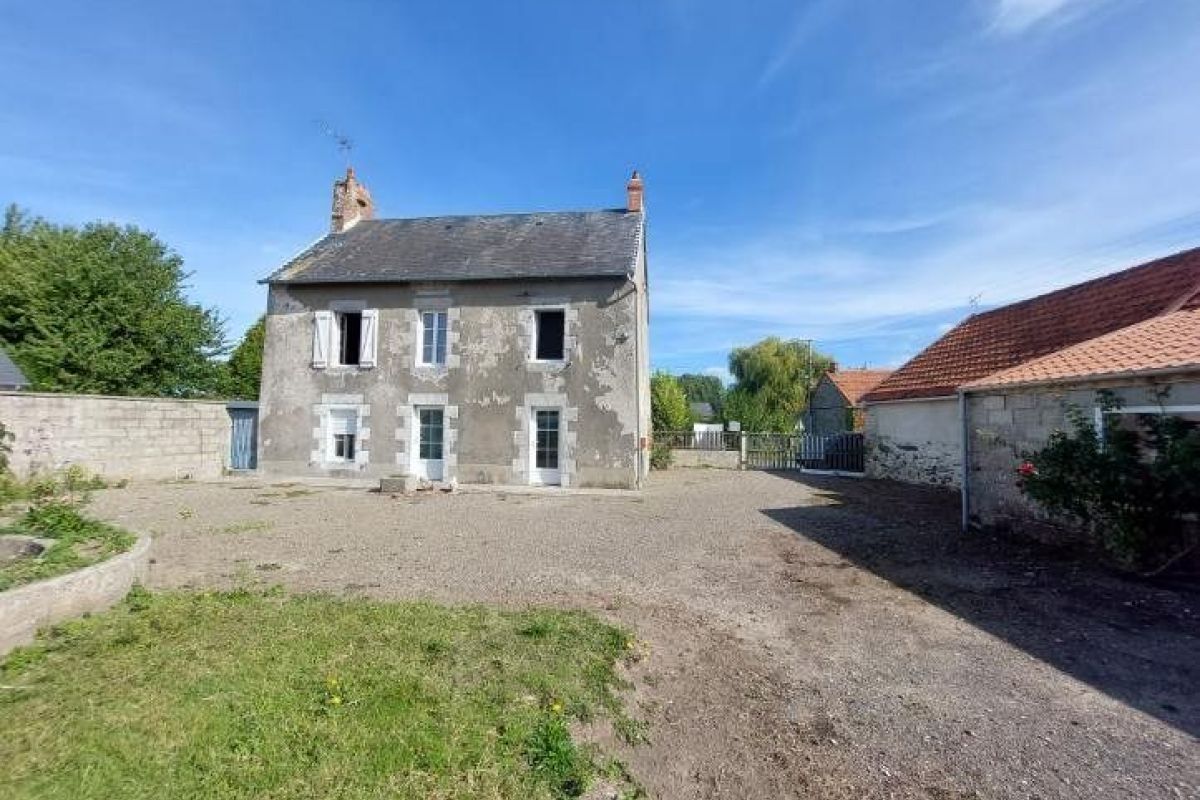 Maison en pierre avec dépoendance