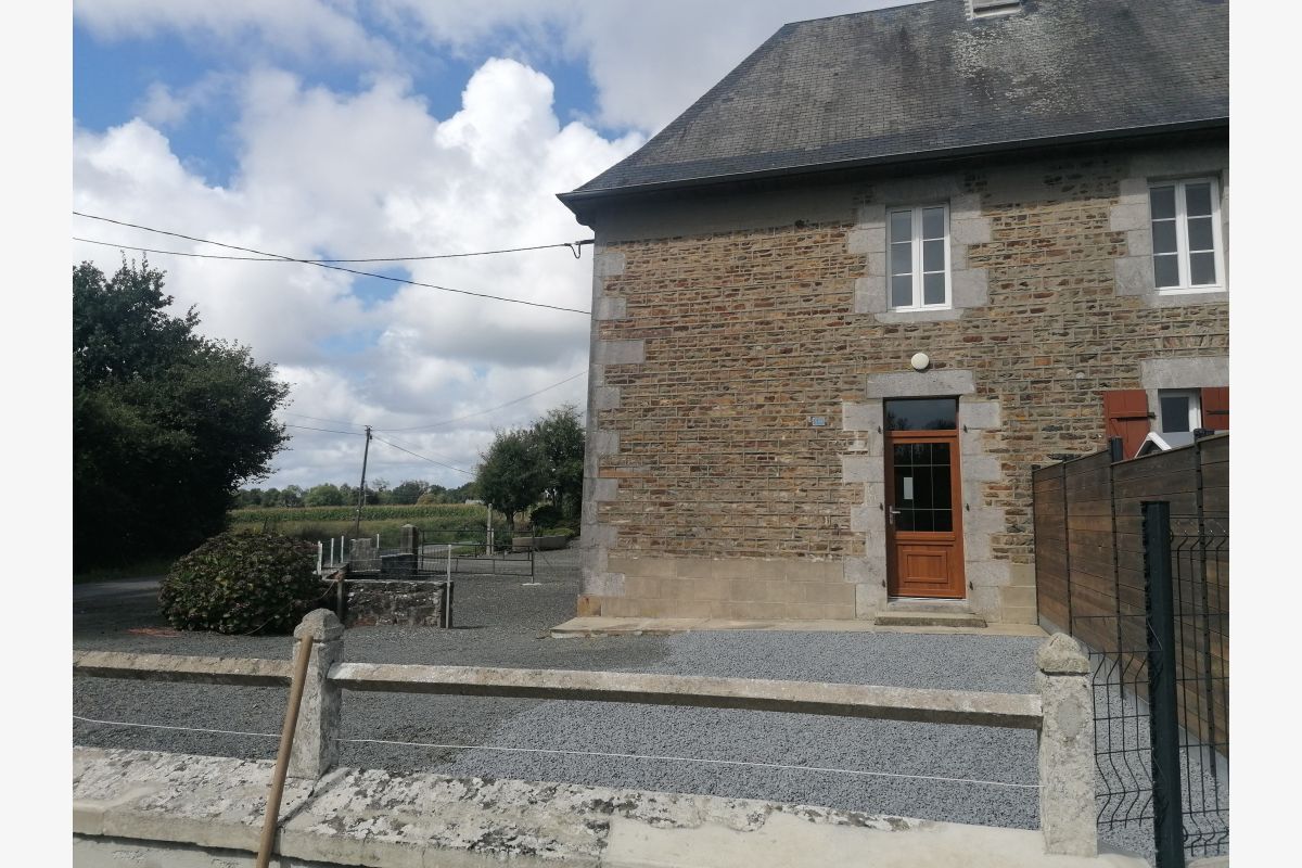 exclu., à 15 mn de Coutances, loue petite maison de campagne