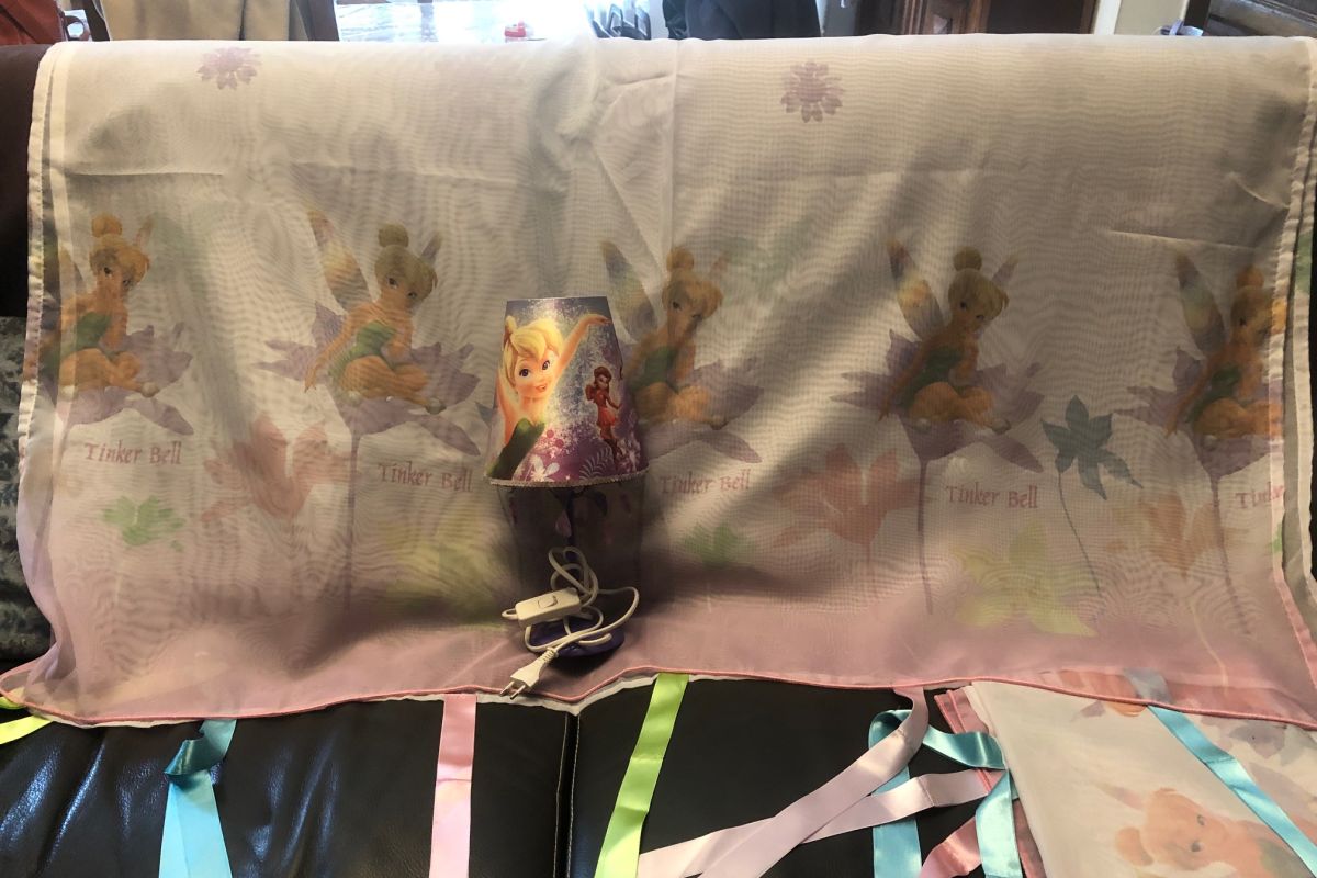 rideaux fée clochette avec lampe de chevet
