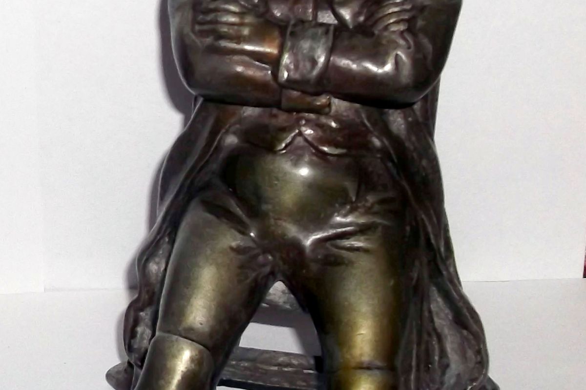 Napoléon assis sur une chaise.