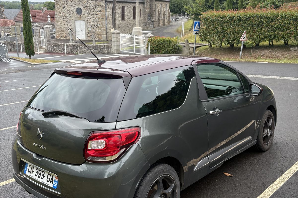 Photo 2 Citroën DS3 1.6 e-HDi 90 Airdream So Chic 5 cv