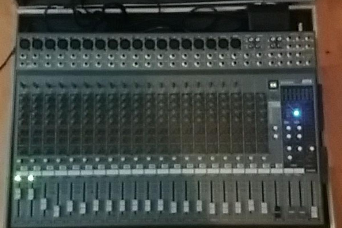 Photo 2 Table de mixage 24 entrées, et flight case, en parfait état