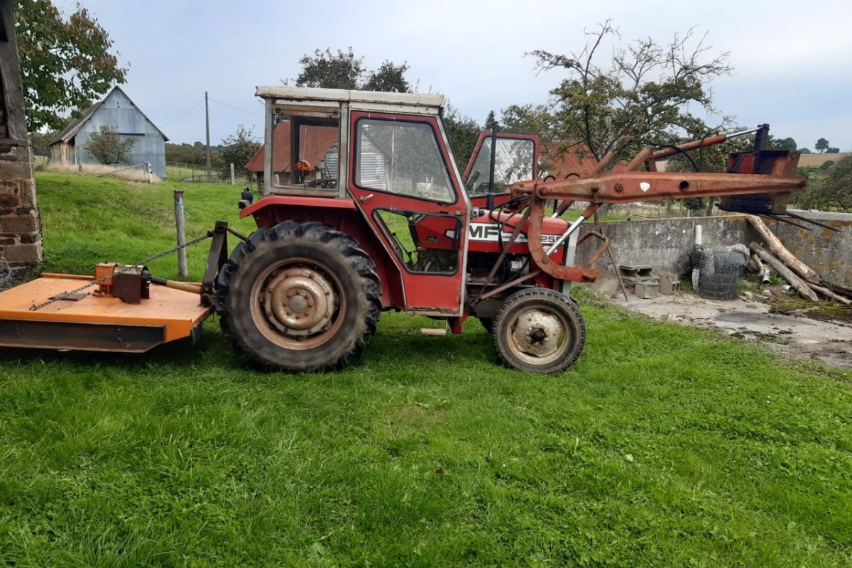 Tracteur et gyrobroyeur