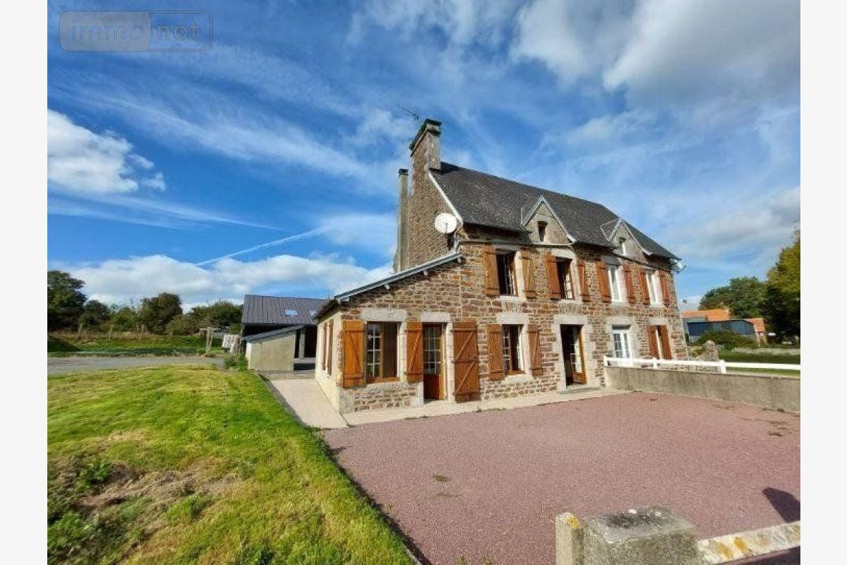 vds maison mitoyenne en pierre comp. au r. de ch. pièce de v