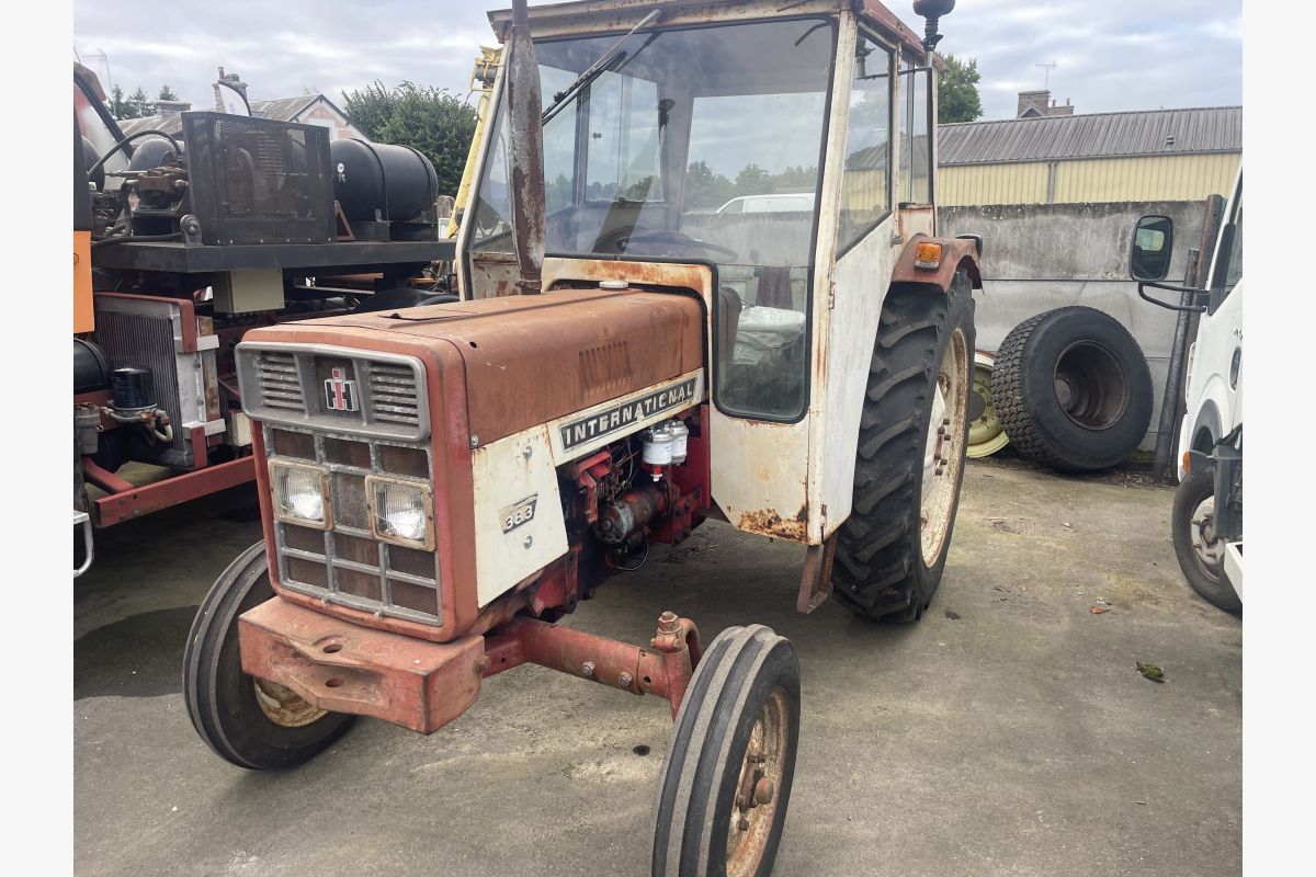 Tracteur International 383