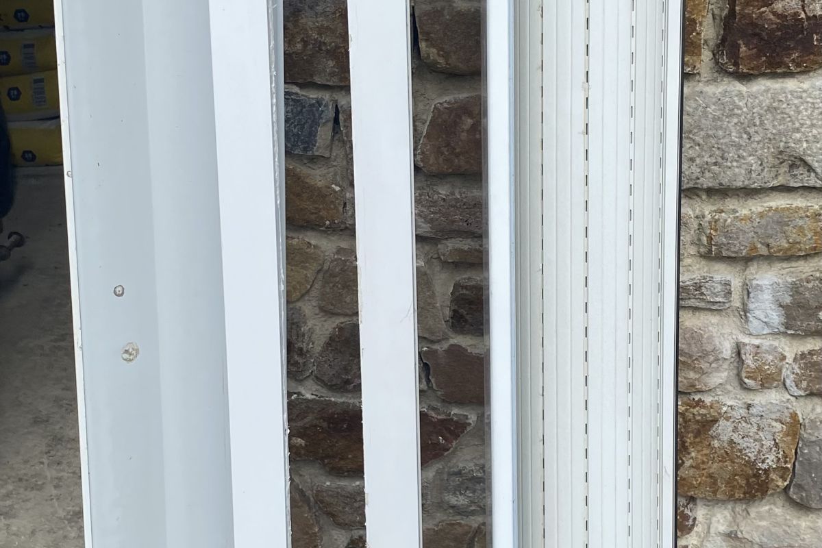 Store enrouleur électrique en alu pour porte-fenêtre