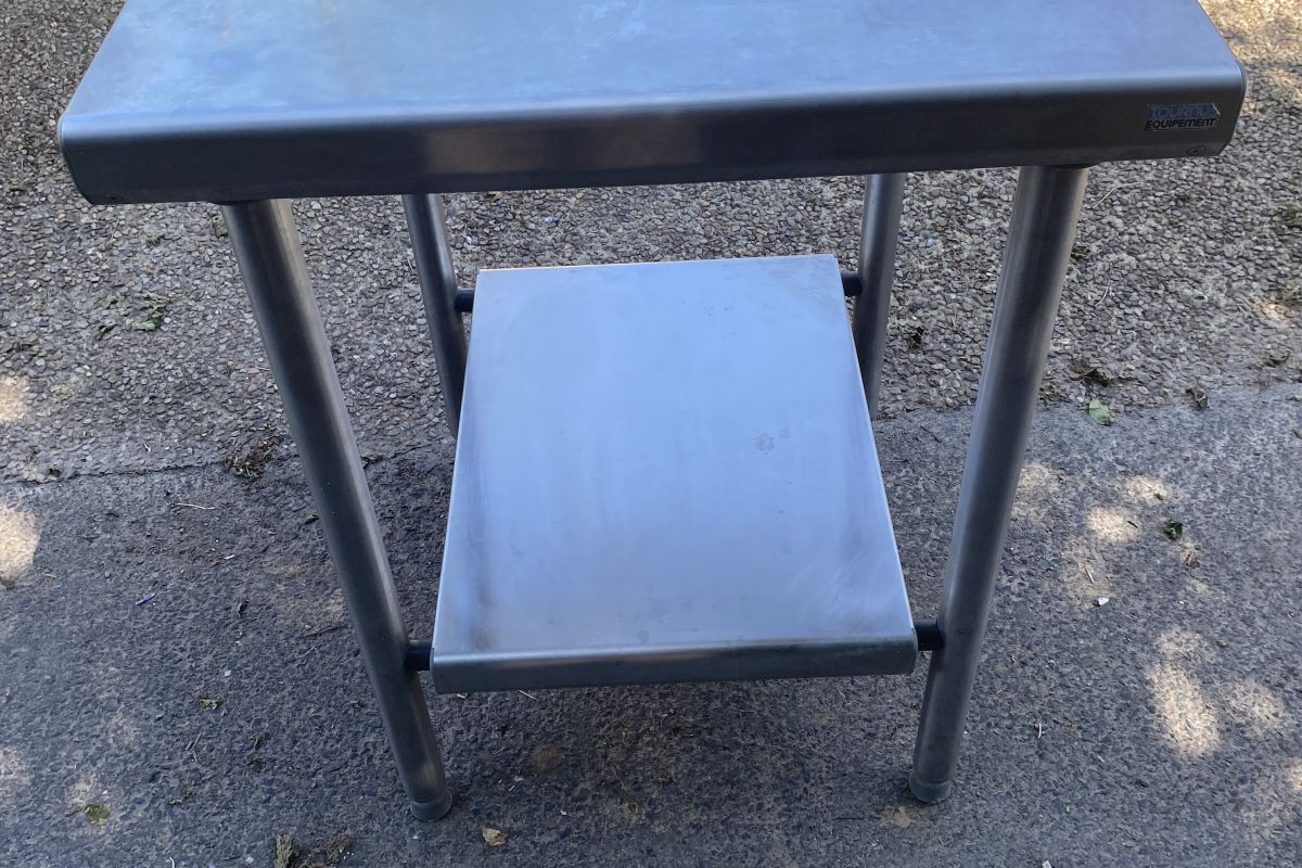 Table inox carrée professionnelle