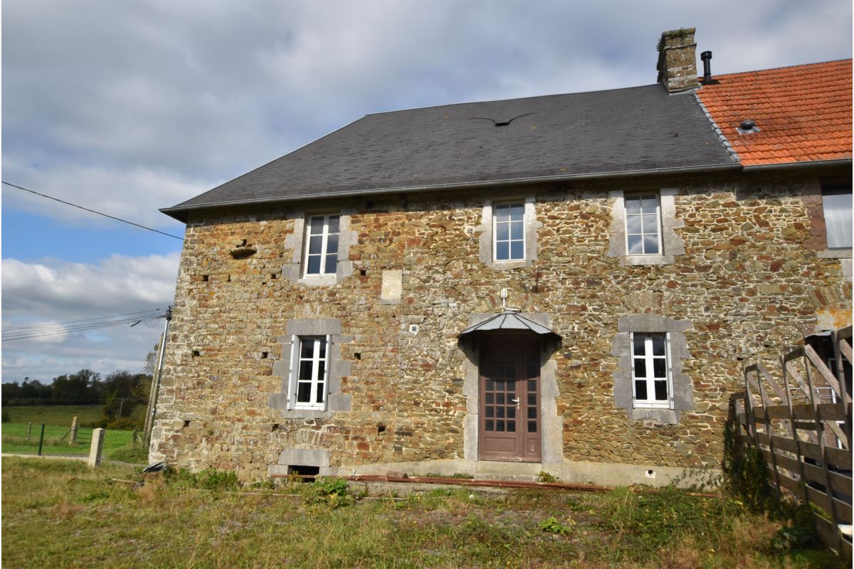 vds maison mit. d'un côté de 112 m2 comp. r. de ch. : s. à m