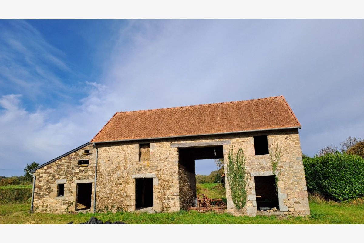 Bâtiment agricole + maison à rénover