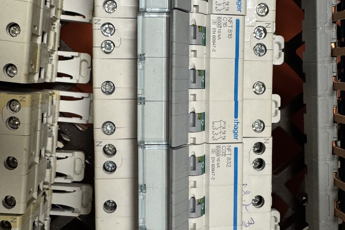 Disjoncteurs tetrapolaires Hager