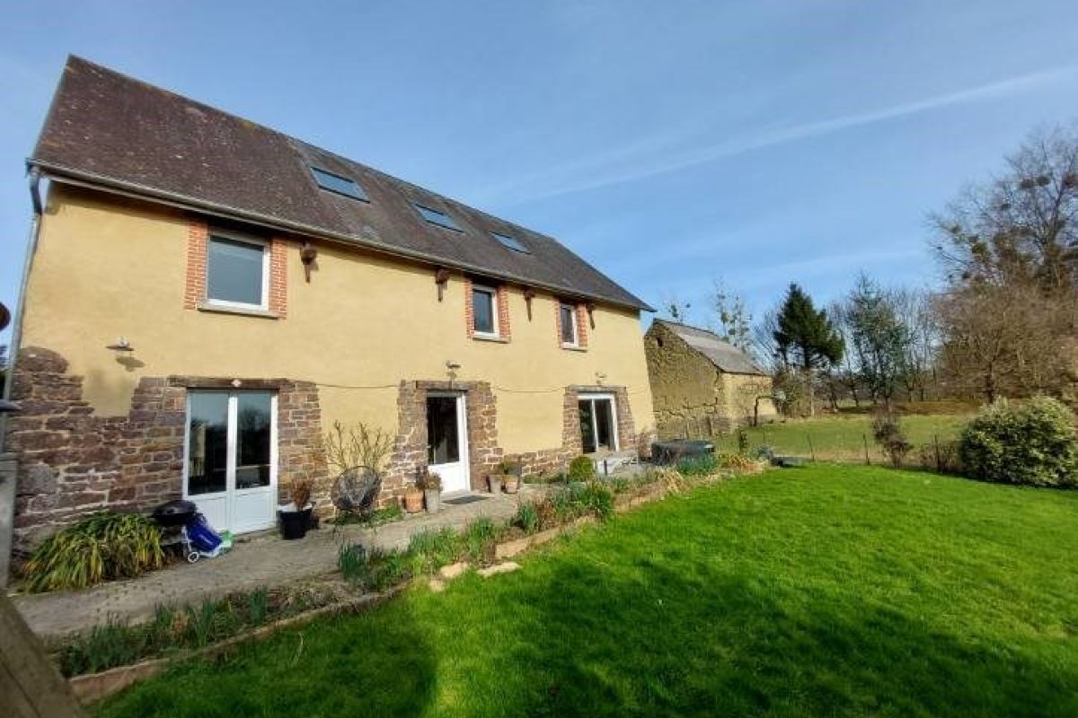 Maison ancienne avec hambre d'hôtes et ses dépendances