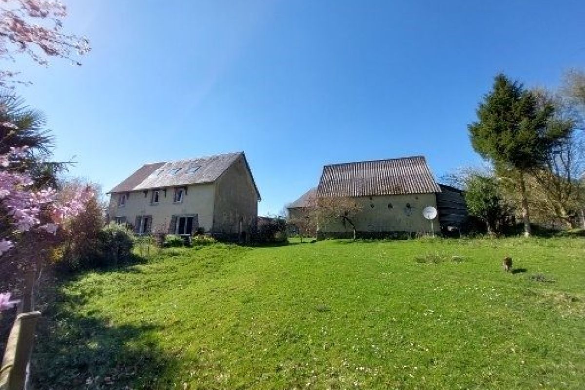 Photo 3 Maison ancienne avec hambre d'hôtes et ses dépendances