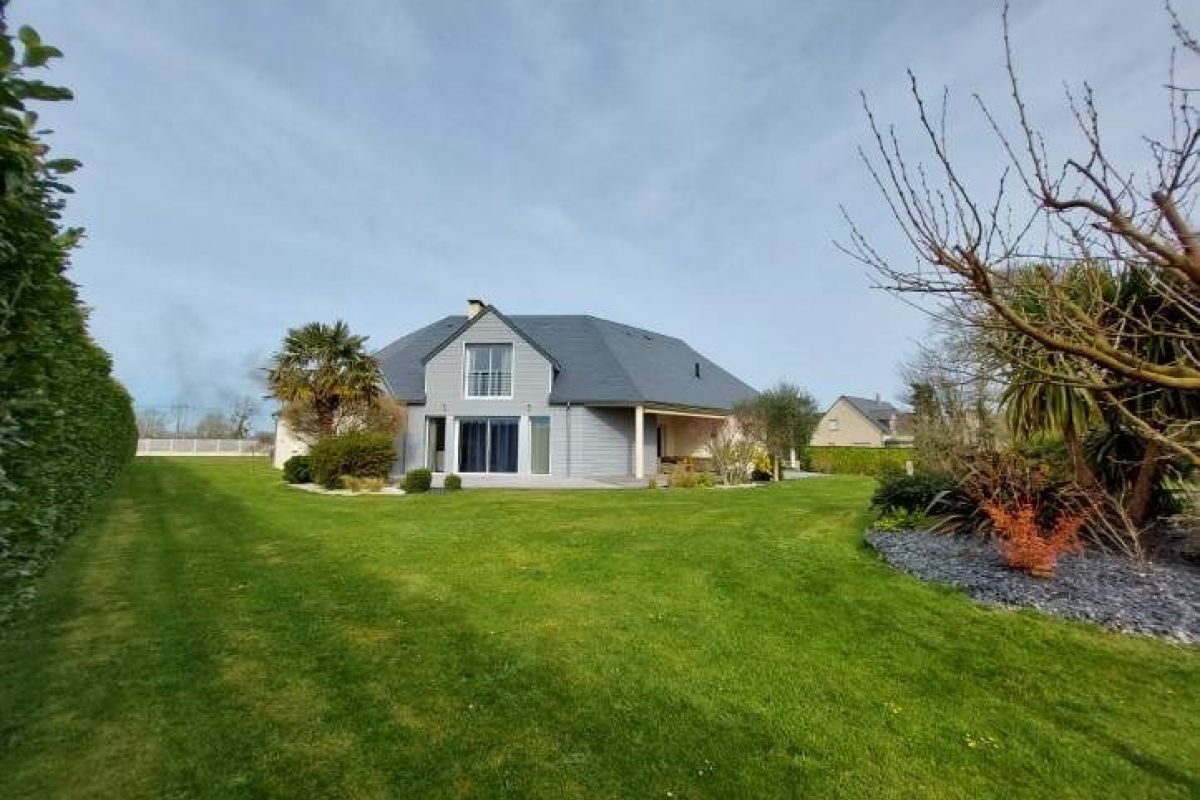 BREHAL Maison contemporaine avec 9 144 m² de terrain