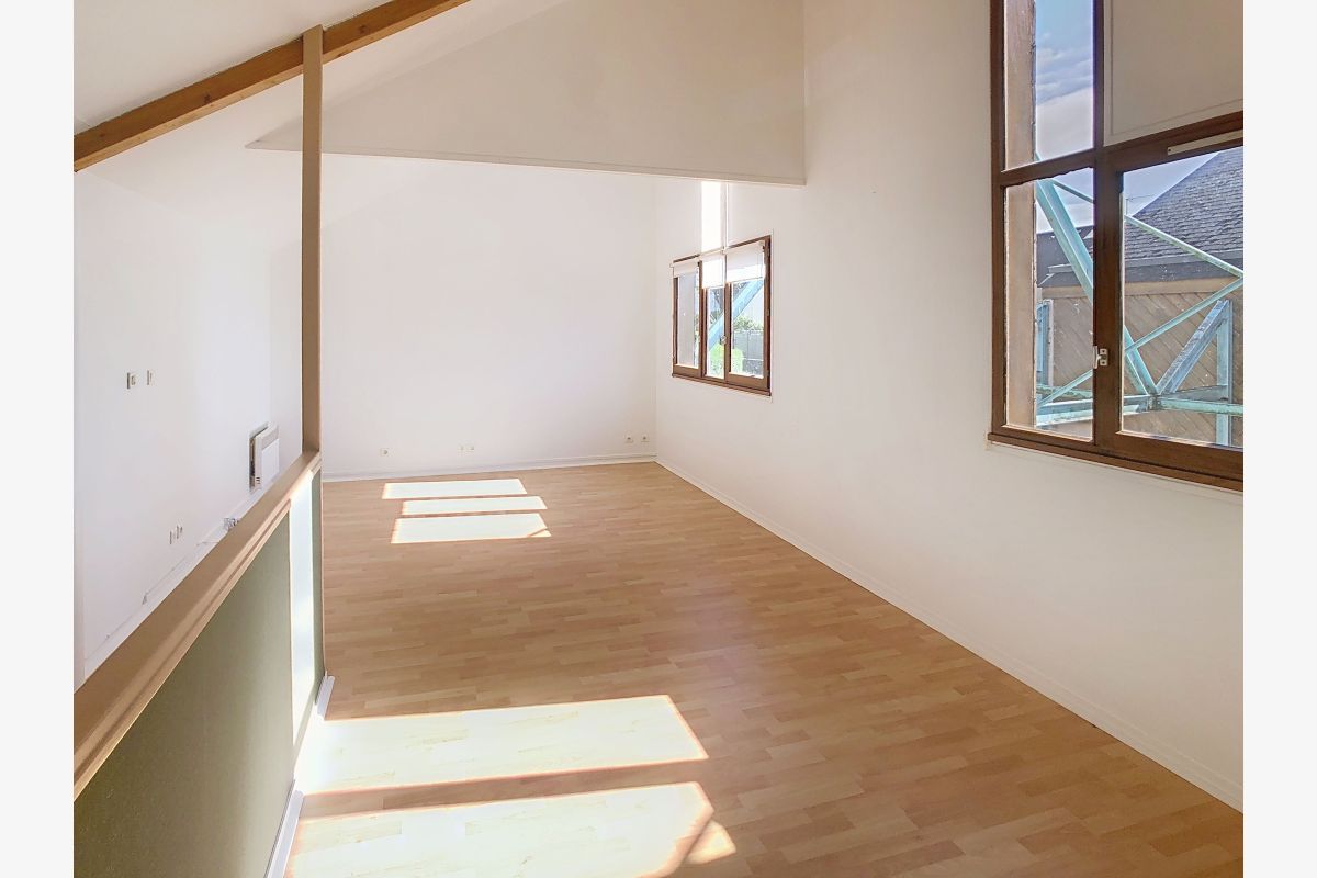 exclu. vds local commercial loué, bien situé. Rdc : entrée,