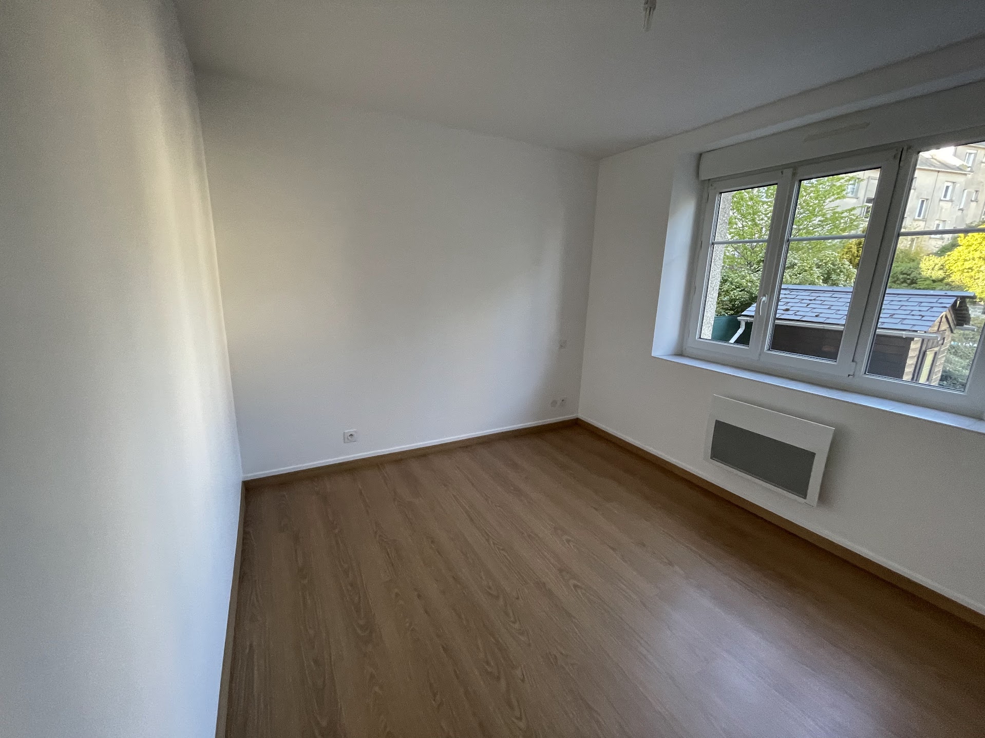 à louer appt refait à neuf, 22 rue Chanoine Creche, au RDC a