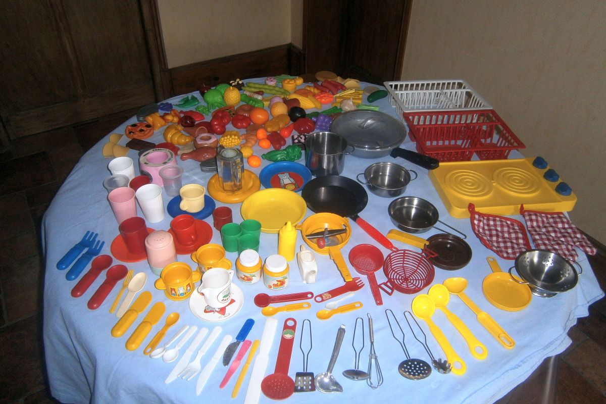 Jouet dinette, 172 pièces Divers ustensiles de cuisine: casseroles, poêles, plaque 2 feux et divers - Divers plats, pots, tasses, verres, couverts et divers 