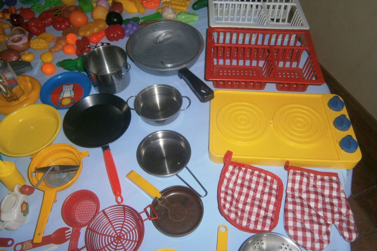 Photo 2 Jouet dinette, 172 pièces Divers ustensiles de cuisine: casseroles, poêles, plaque 2 feux et divers - Divers plats, pots, tasses, verres, couverts et divers 