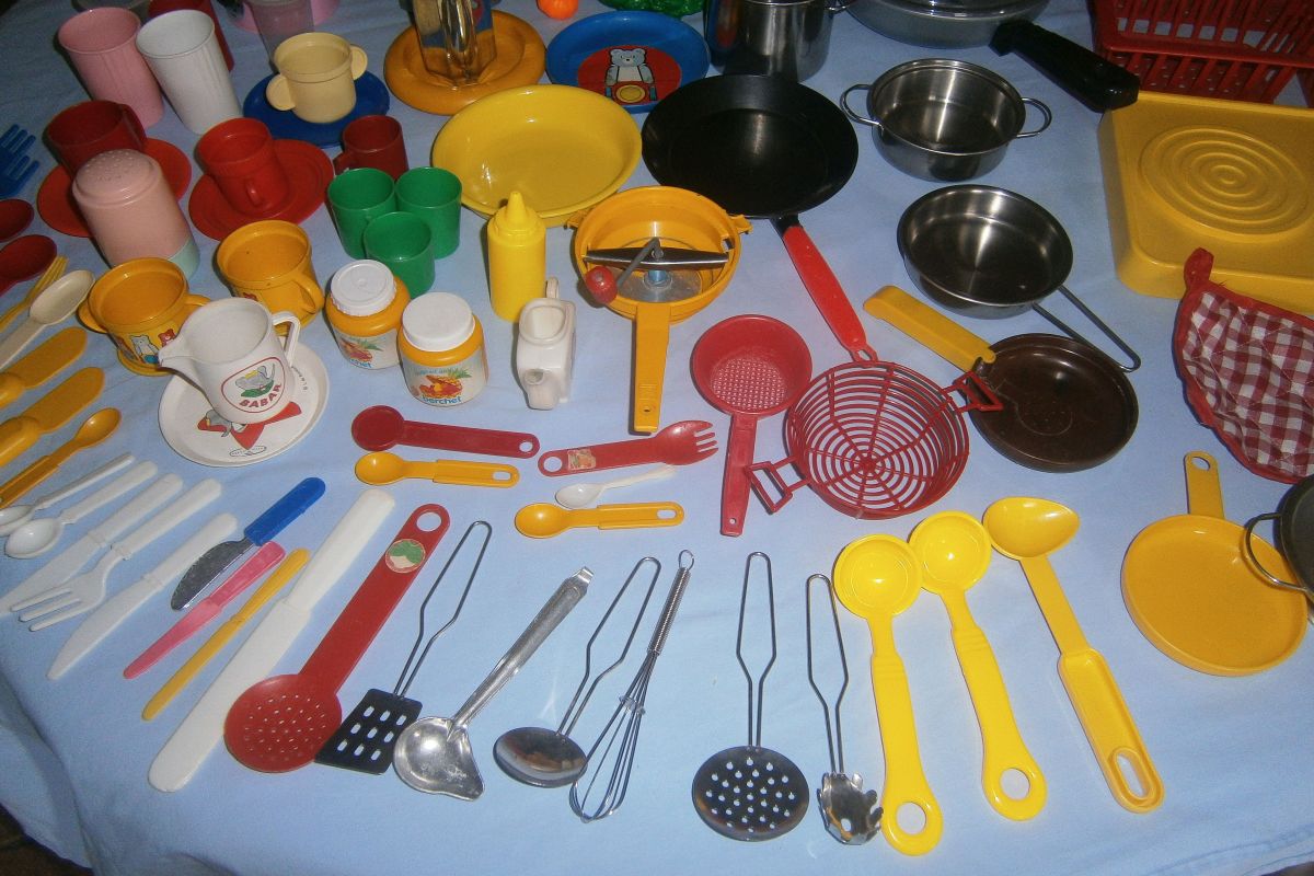 Photo 3 Jouet dinette, 172 pièces Divers ustensiles de cuisine: casseroles, poêles, plaque 2 feux et divers - Divers plats, pots, tasses, verres, couverts et divers 