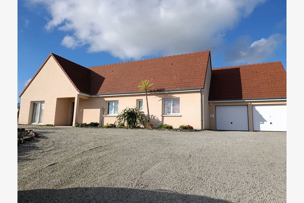 à v. pavillon de pl.-pied de 133m2 compr. entrée, sal., sàm,