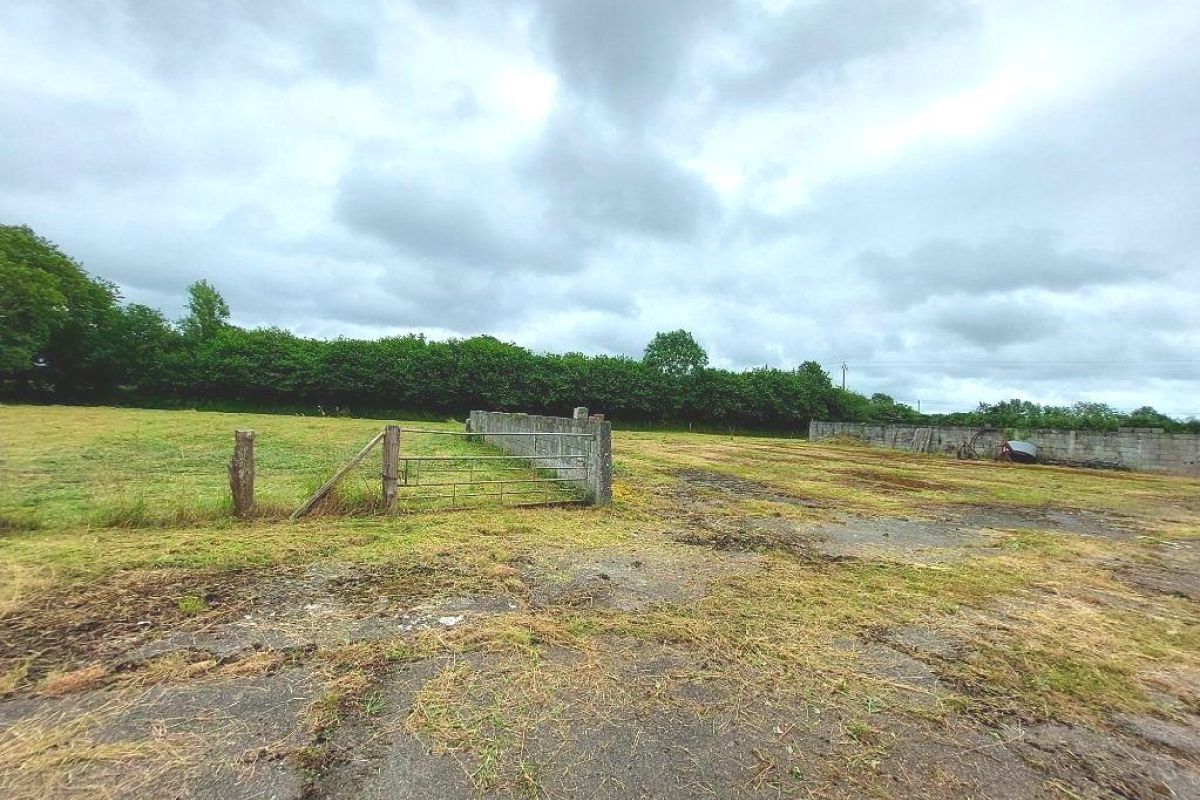 A vendre terrain agricole avec dépendances
