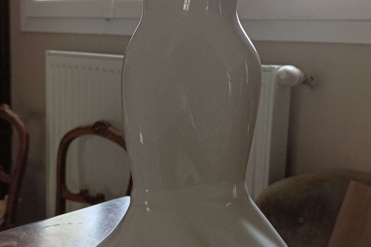 Vase blanc en forme de femme en robe