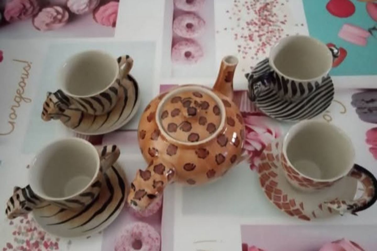 Théière avec 4 tasses 