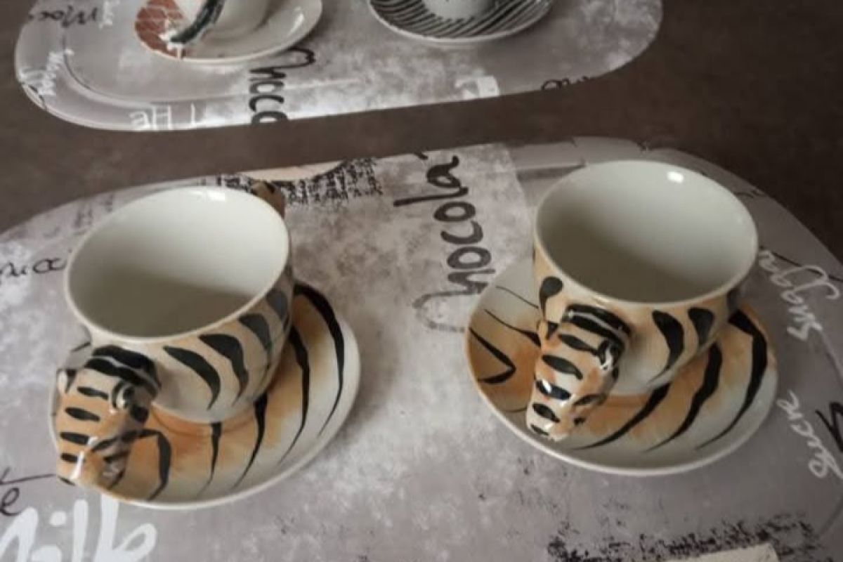 Photo 3 Théière avec 4 tasses 