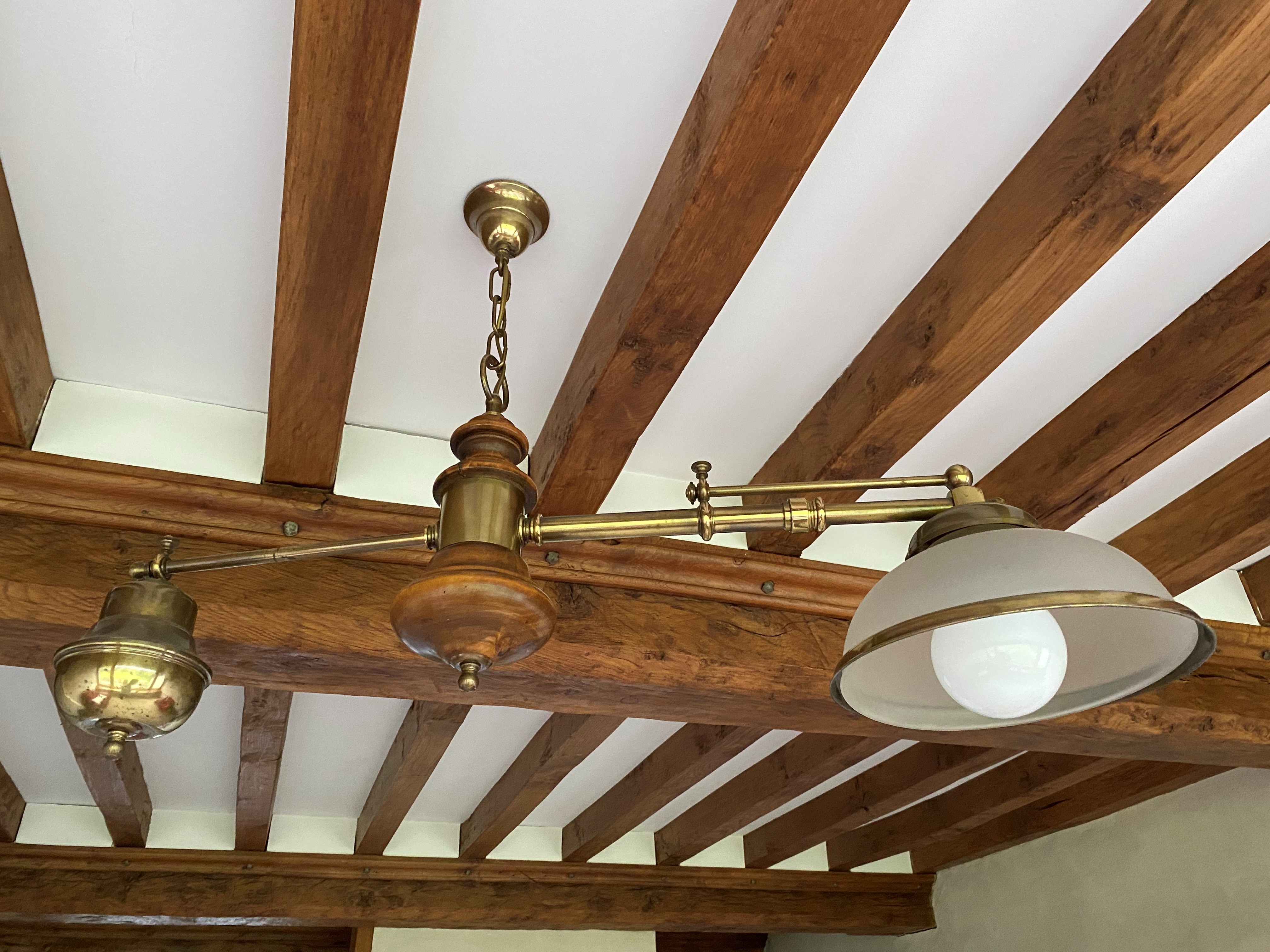 Lustre et aspirateur balai