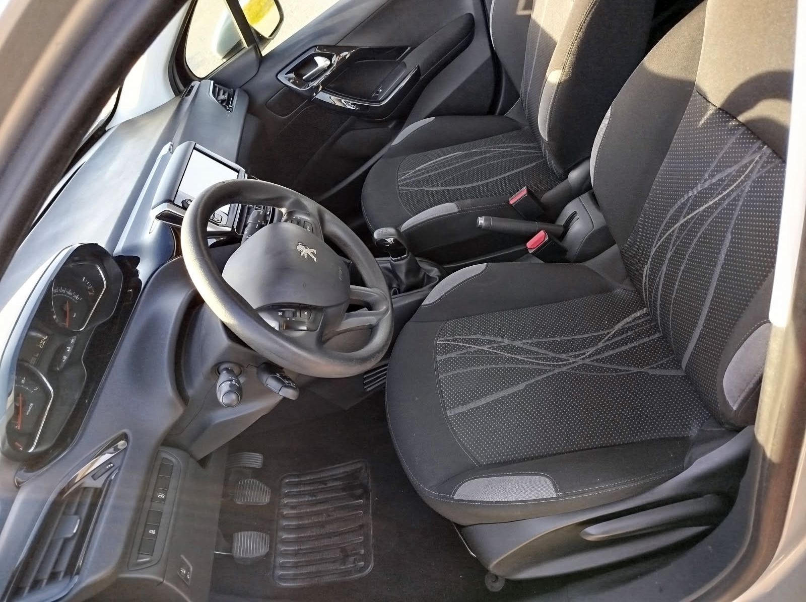 Photo 3 Peugeot 208 essence