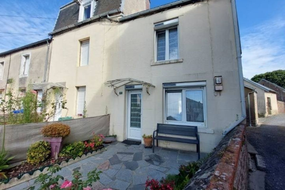 Une maison mitoyenne située dans le bourg