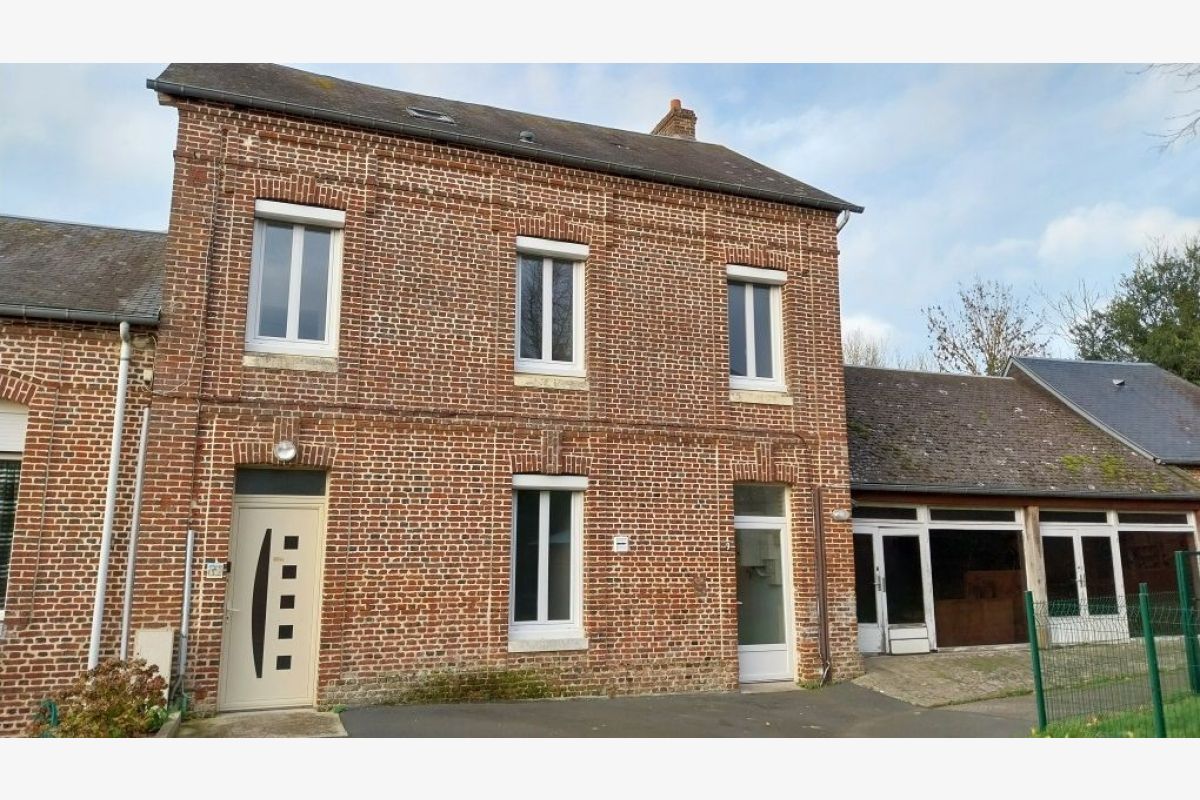 à louer logement avec 4 chambres. Loyer hors charges : 715