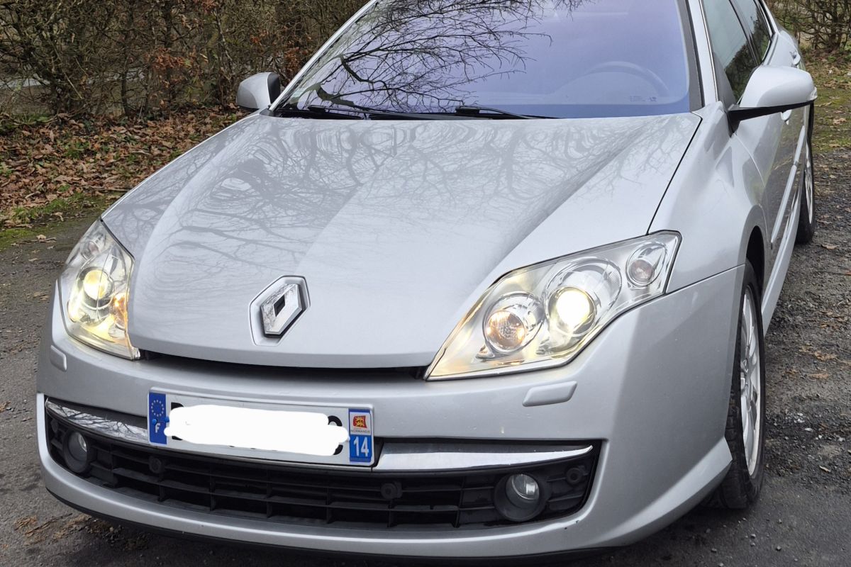 Laguna III 2 l Initiale Paris 