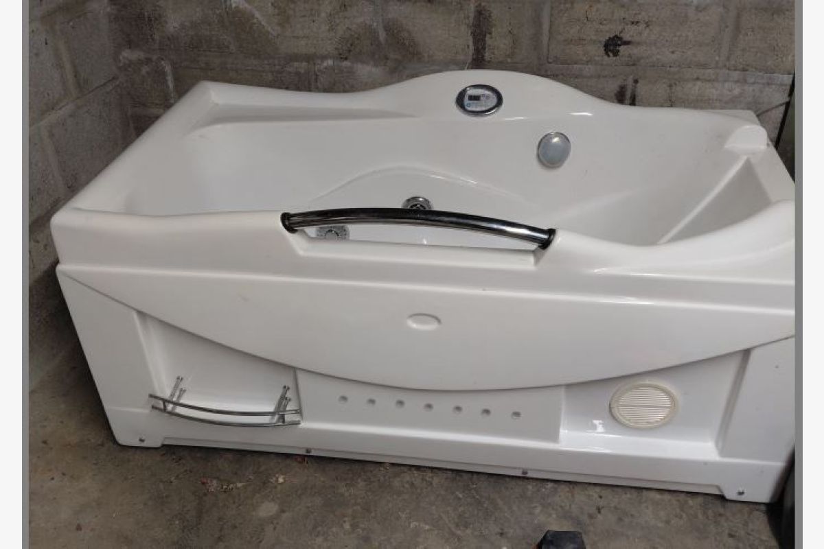 Une baignoire balnéo radio