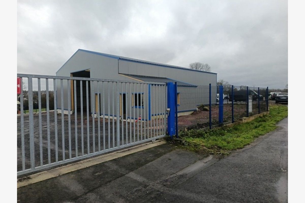 Théreval, à louer bâtiment industriel...