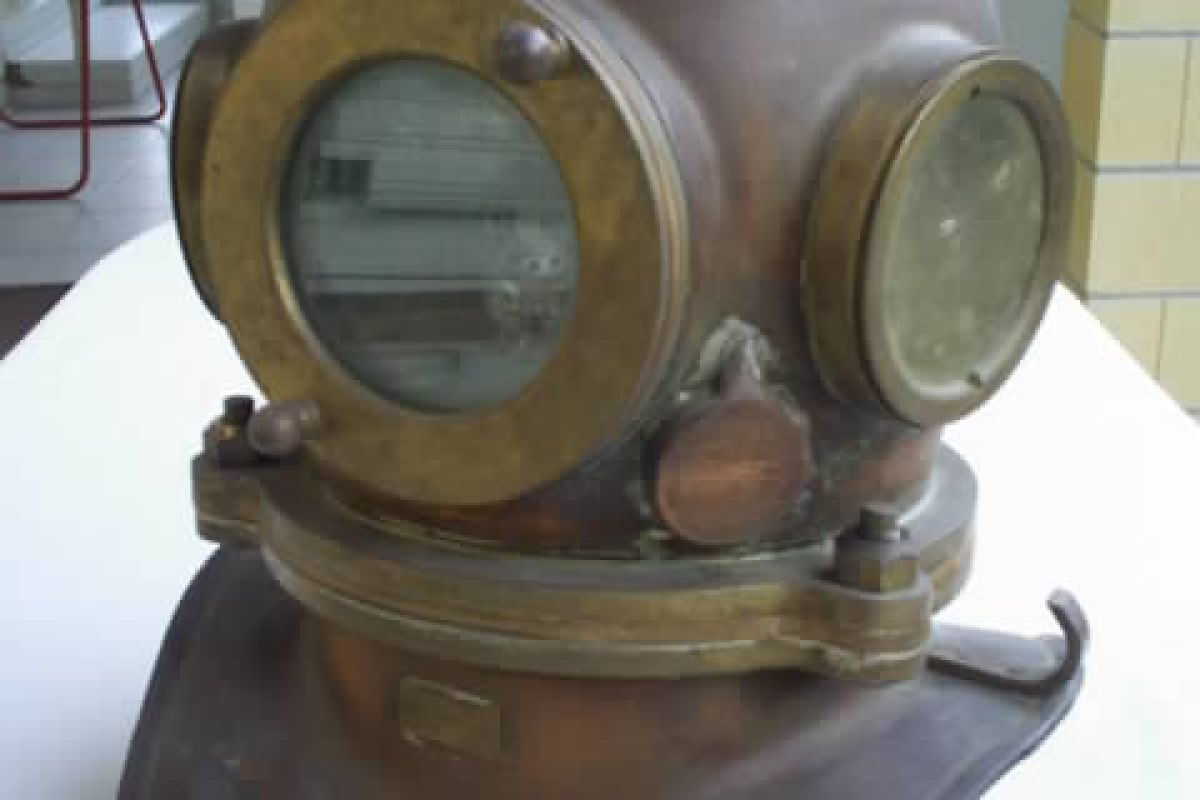 Antiquité de marine, casque et matériel de scaphandrier, plongée vintage