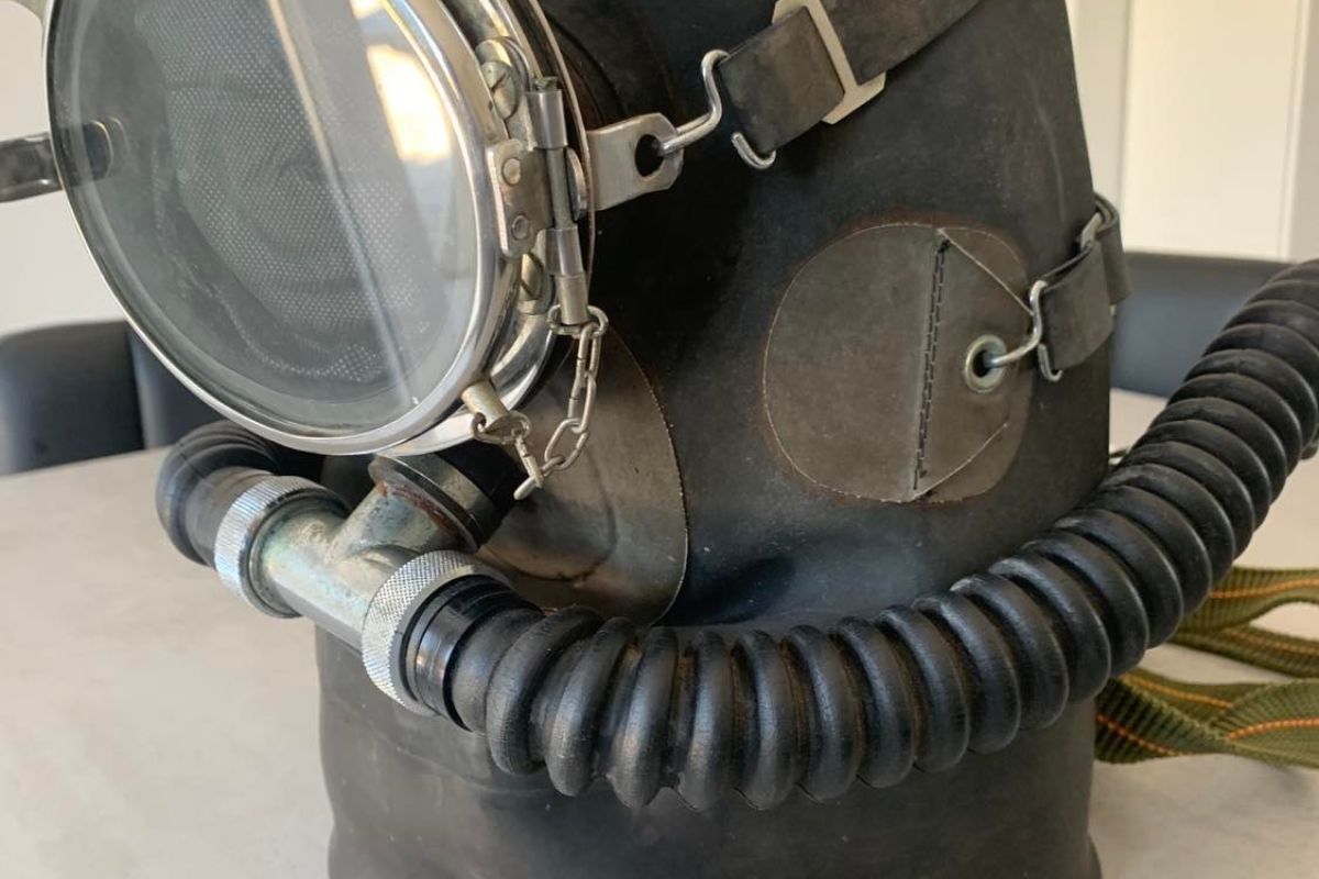 Photo 3 Antiquité de marine, casque et matériel de scaphandrier, plongée vintage