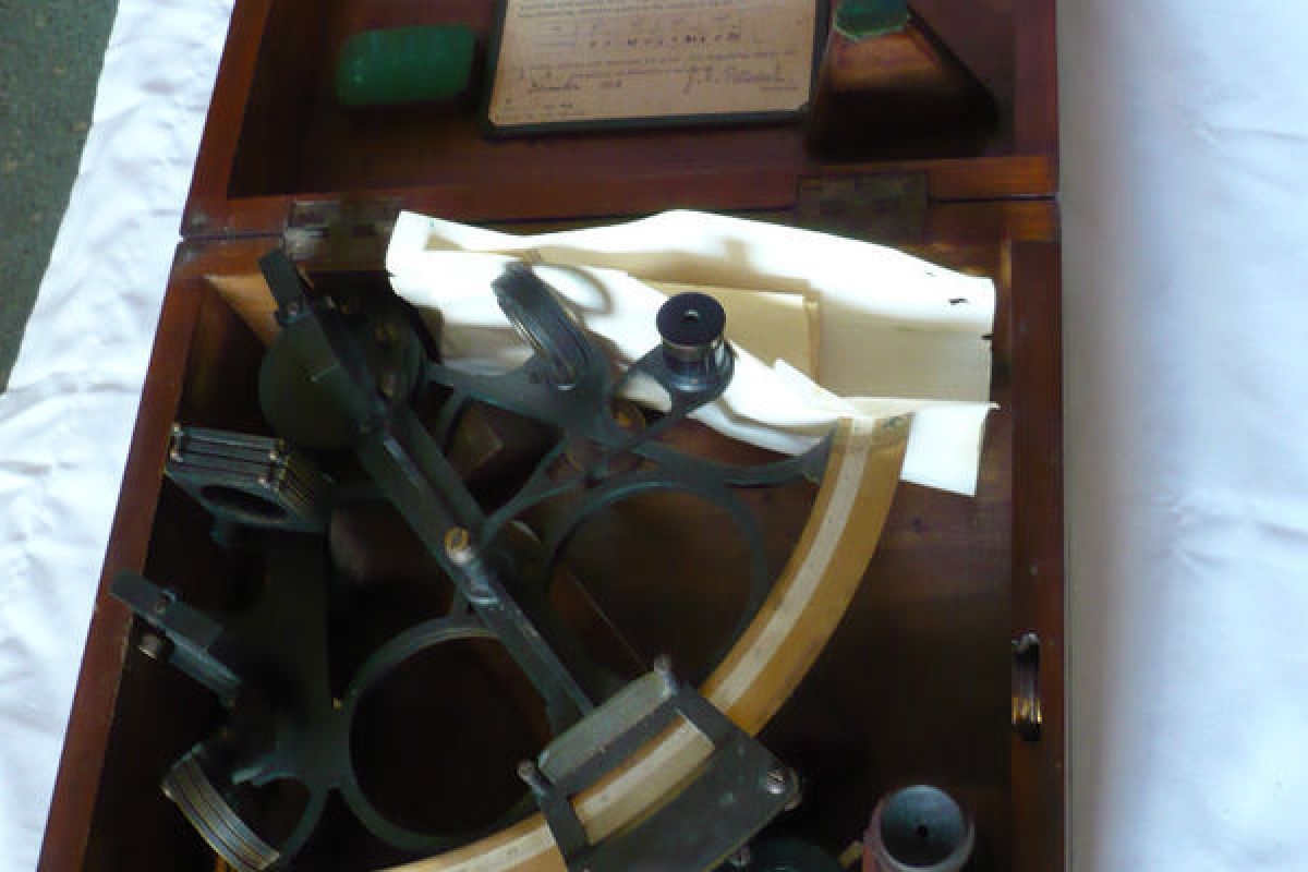 Photo 2 Antiquité de marine, casque et matériel de scaphandrier, plongée vintage