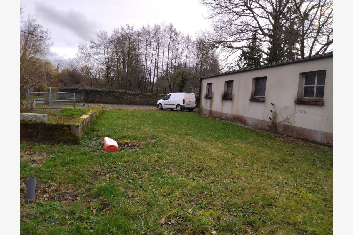 belle étable de 100 m2 .....