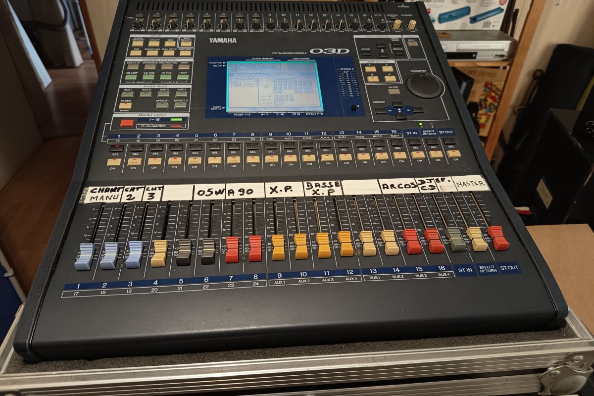 Table de mixage Yamaha 03 D 16 voix