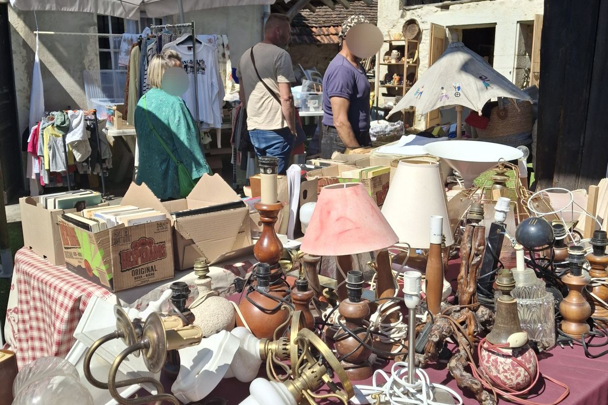 Photo 2 Brocante champêtre 23 et 24 mai à IZIEU ( 01300)