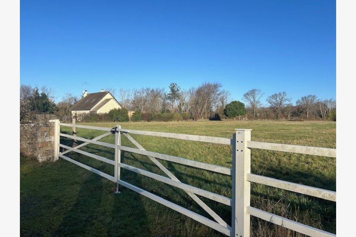 exclu., à 2 km de la plage et des comm., vds terr. à bâtir d