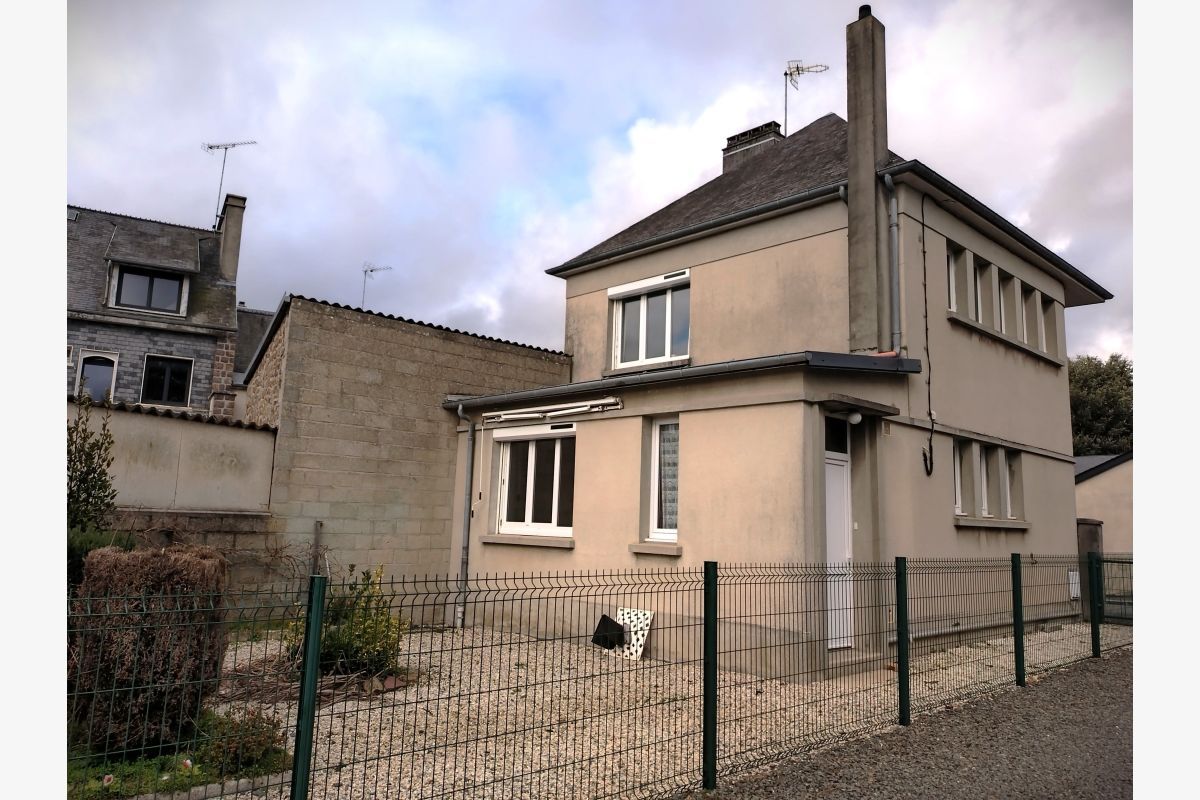 secteur, vds jolie maison de ville à rénover dans centre cpt