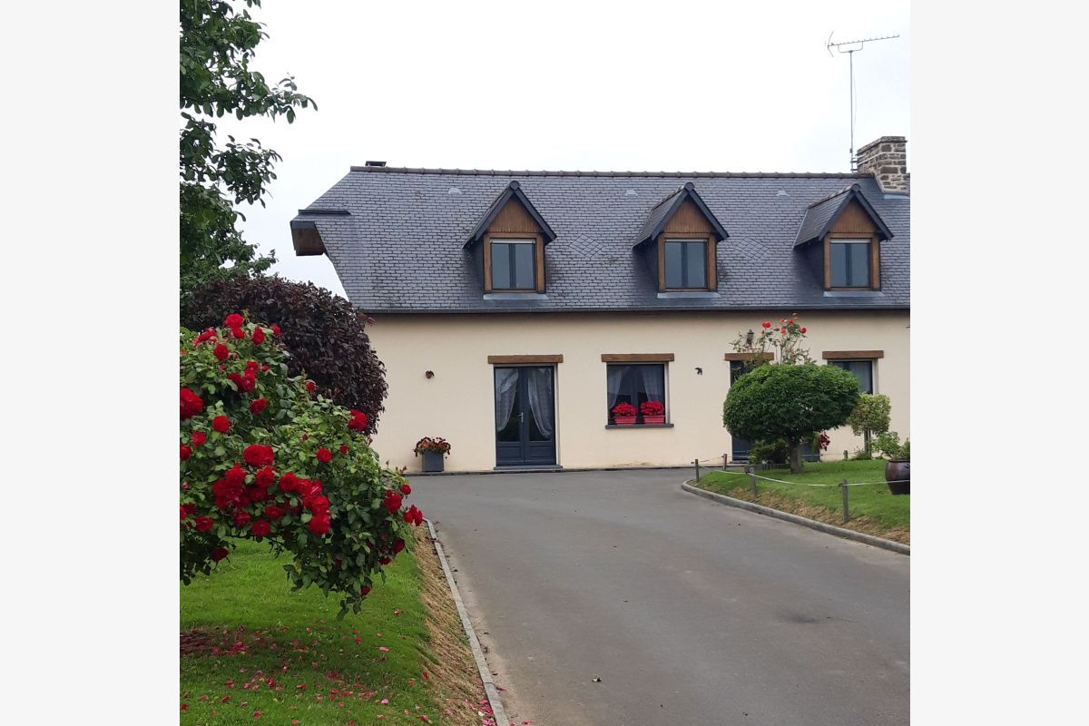 La Mouche, à v. maison d'habitation rénovée...