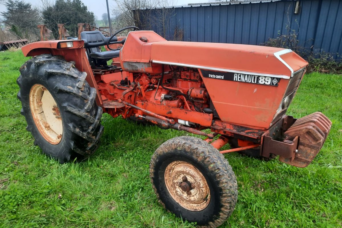 Tracteur Renault 89