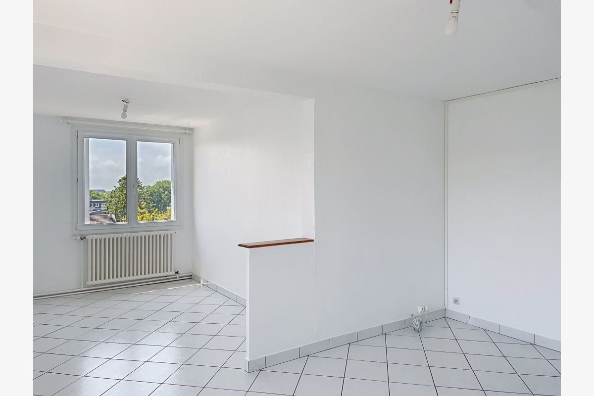 loue bel F4 de 72 m2 cpt entrée, séj.-salon av. balcon, cuis