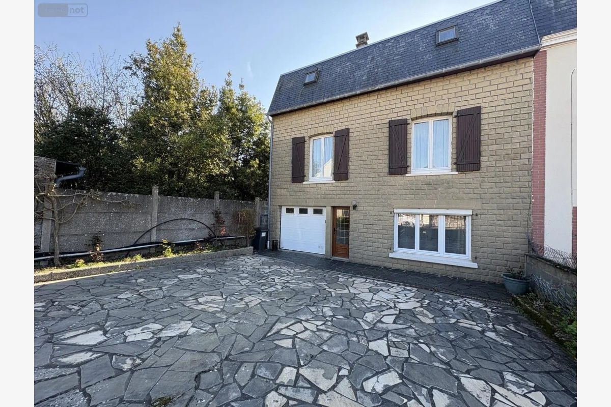 vds maison mitoyenne d'un côté cpt au rdc un couloir desserv