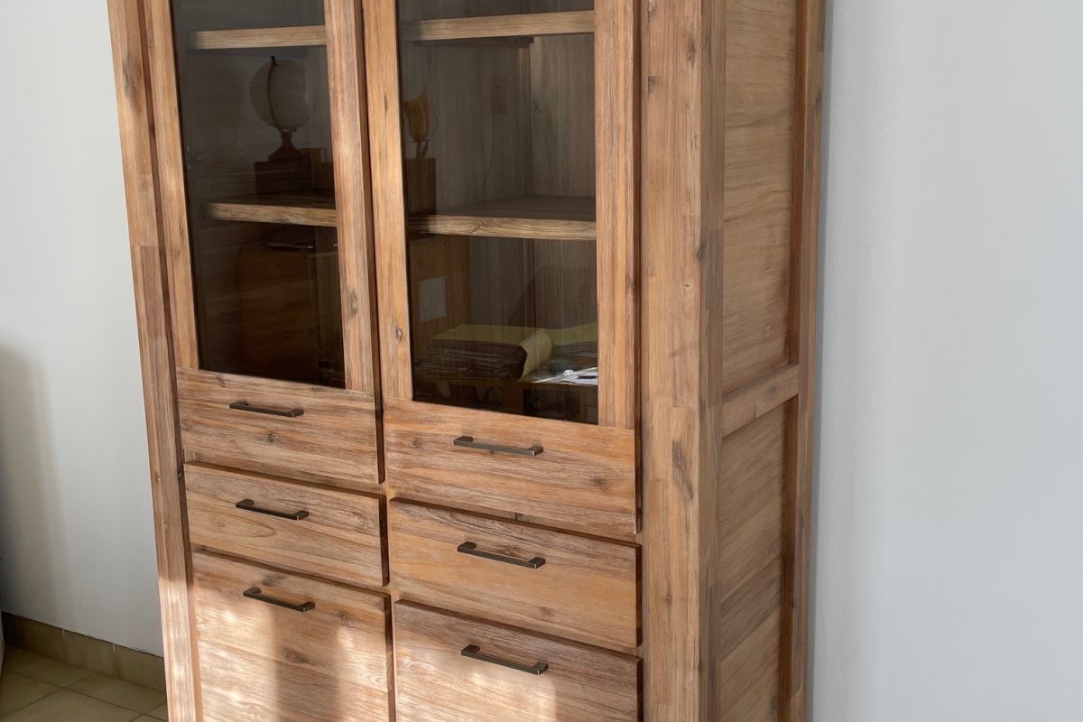 Armoire vitrine en acacia