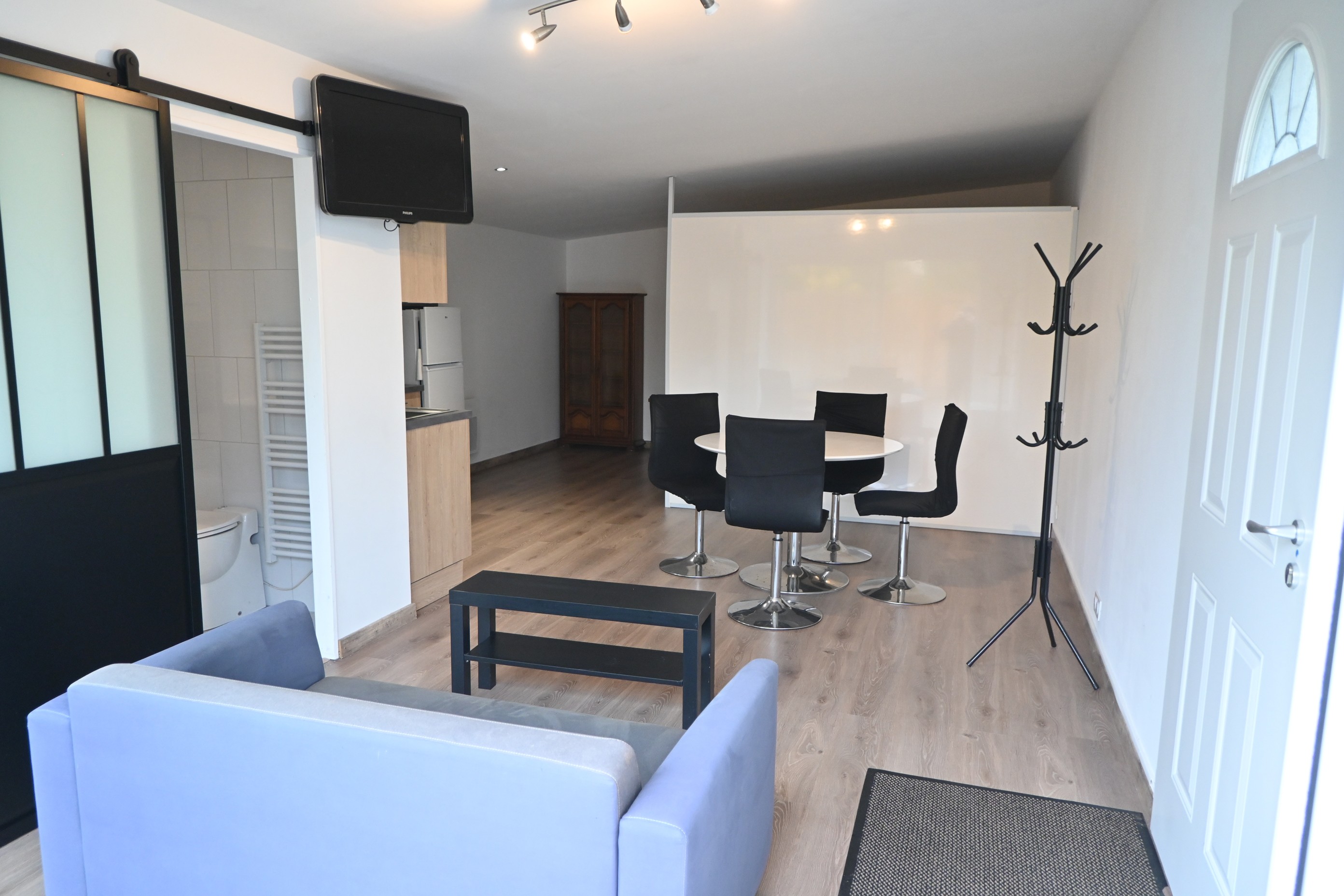 Photo 2 Le Tanu, à louer studio meublé...